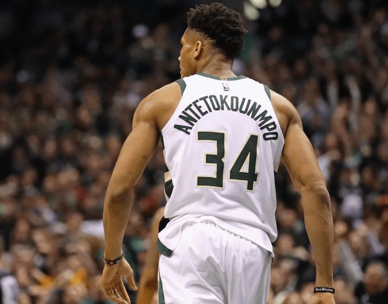 球员表情管理失控太搞笑（球员表情失控，笑翻全场）