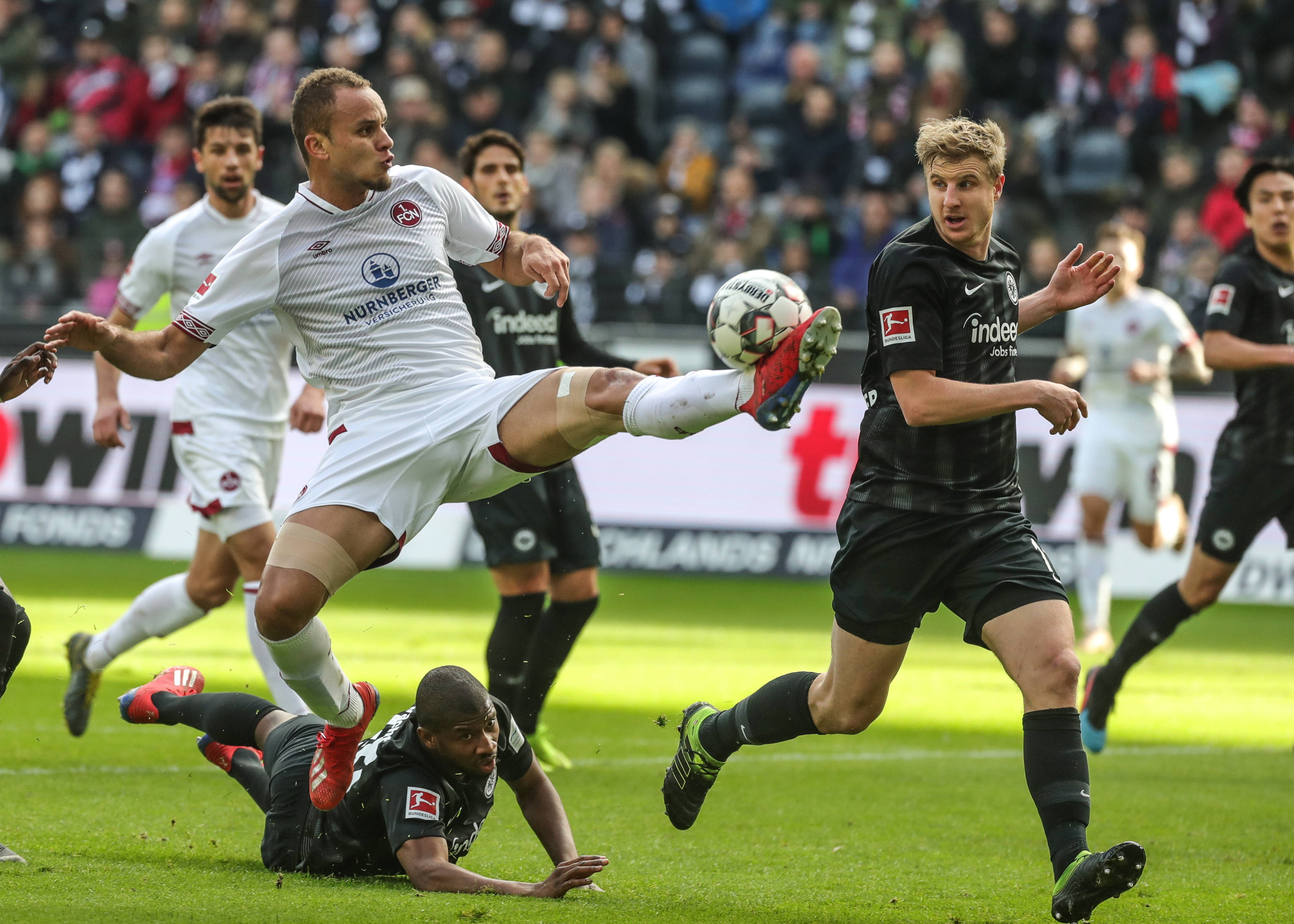 状态一般！斯科蒂·巴恩斯半场7中2&三分3中1仅拿5分（手感不佳！斯科蒂·巴恩斯半场7投2中、三分3投1中，仅取5分）