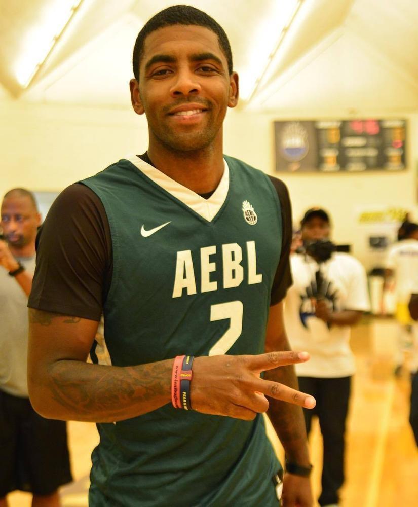 萨里：VAR工作区可以放到替补席对面，否则容易造成冲突（萨里建议将VAR区域设在替补席对侧，以免引发冲突）