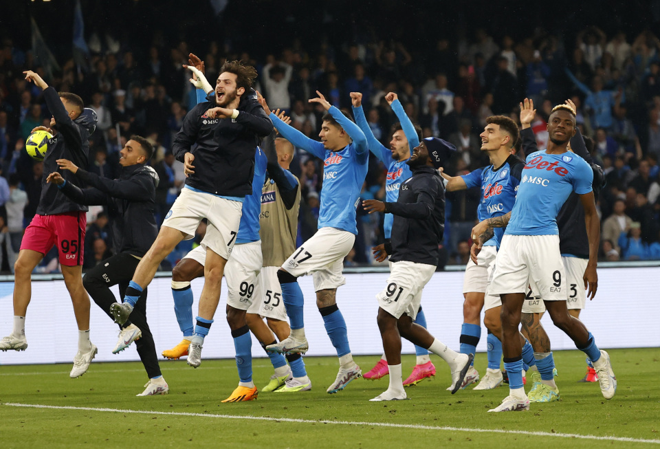 乔纳森-戴维：儒尼尼奥是史上最佳任意球手，他总能将球打进（乔纳森-戴维：儒尼尼奥是历史第一任意球大师，几乎每次都能破门）