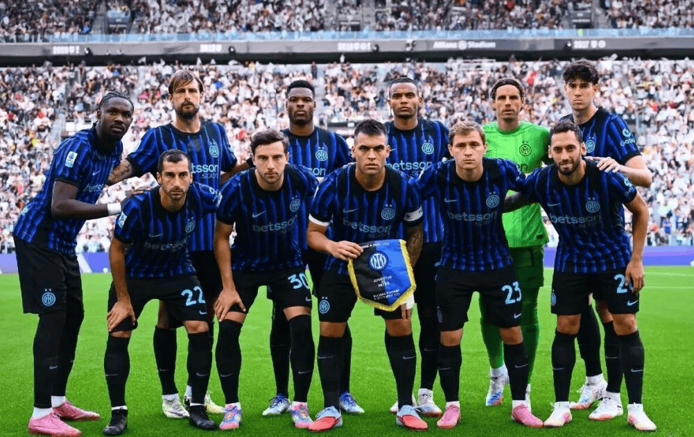 梅西抵达加尔各答开启印度行，当地民众机场迎接陷入疯狂（梅西飞抵加尔各答开启印度之旅，机场粉丝热情沸腾）