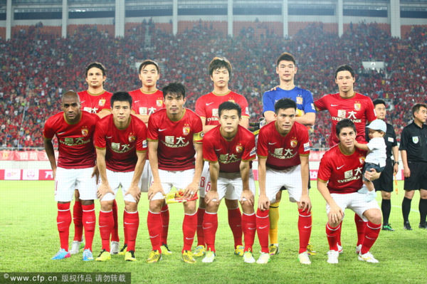 沃克半场表现惊艳，三分球成为杀手锏（沃克半场大放异彩，三分球化作制胜利器）