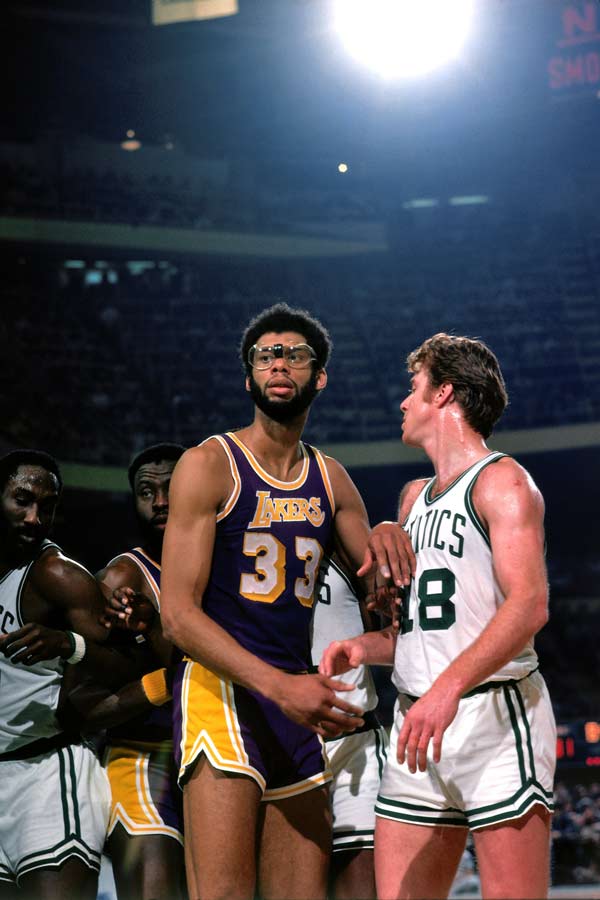 任嘉伦聚星名人赛开场秀演唱《争分夺秒》 用音乐诠释篮球真谛（任嘉伦在聚星名人赛开幕献唱《争分夺秒》，以歌声解读篮球精神）