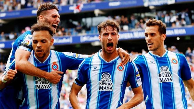 每体：部分法兰克福球迷在诺坎普闹事，向巴萨球迷投掷照明弹（每体：诺坎普发生冲突，部分法兰克福球迷向巴萨球迷投掷照明弹）