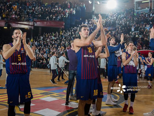 欧冠战报：孔德双响，克瑙夫破门，巴塞罗那2-1法兰克福（欧冠速递：孔德梅开二度，克瑙夫建功，巴萨2-1力克法兰克福）