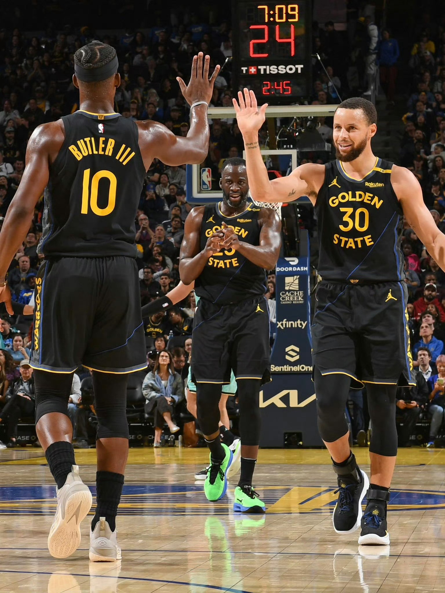 大范：湖人不是争冠队 比掘金／马刺／火箭弱一档 3个核心都不能防（大范直言：湖人难称争冠级，实力逊于掘金／马刺／火箭，三核防守成隐患）