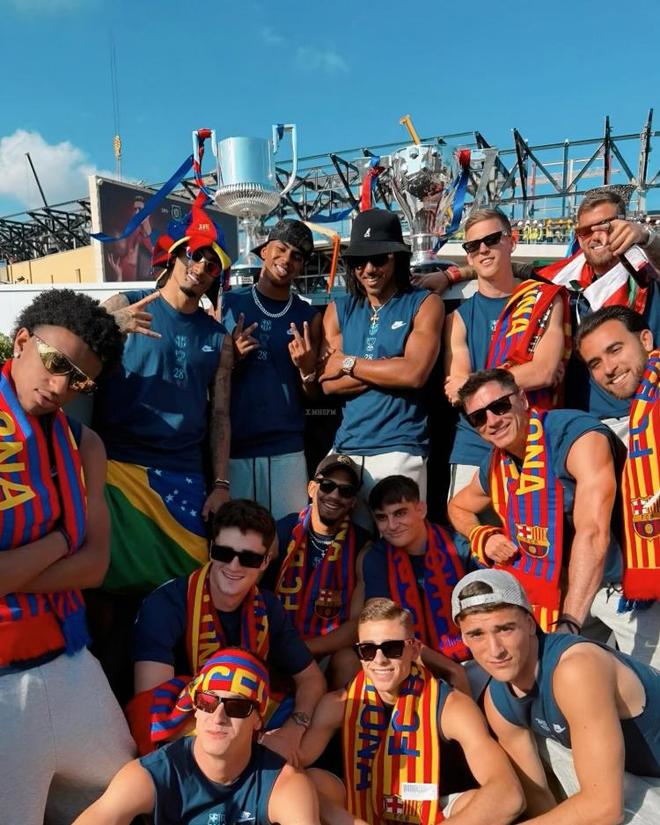 WTT香港总决赛选手城市照，王楚钦率先到达拍照地点（WTT香港总决赛选手城市打卡照：王楚钦率先抵达拍摄地）