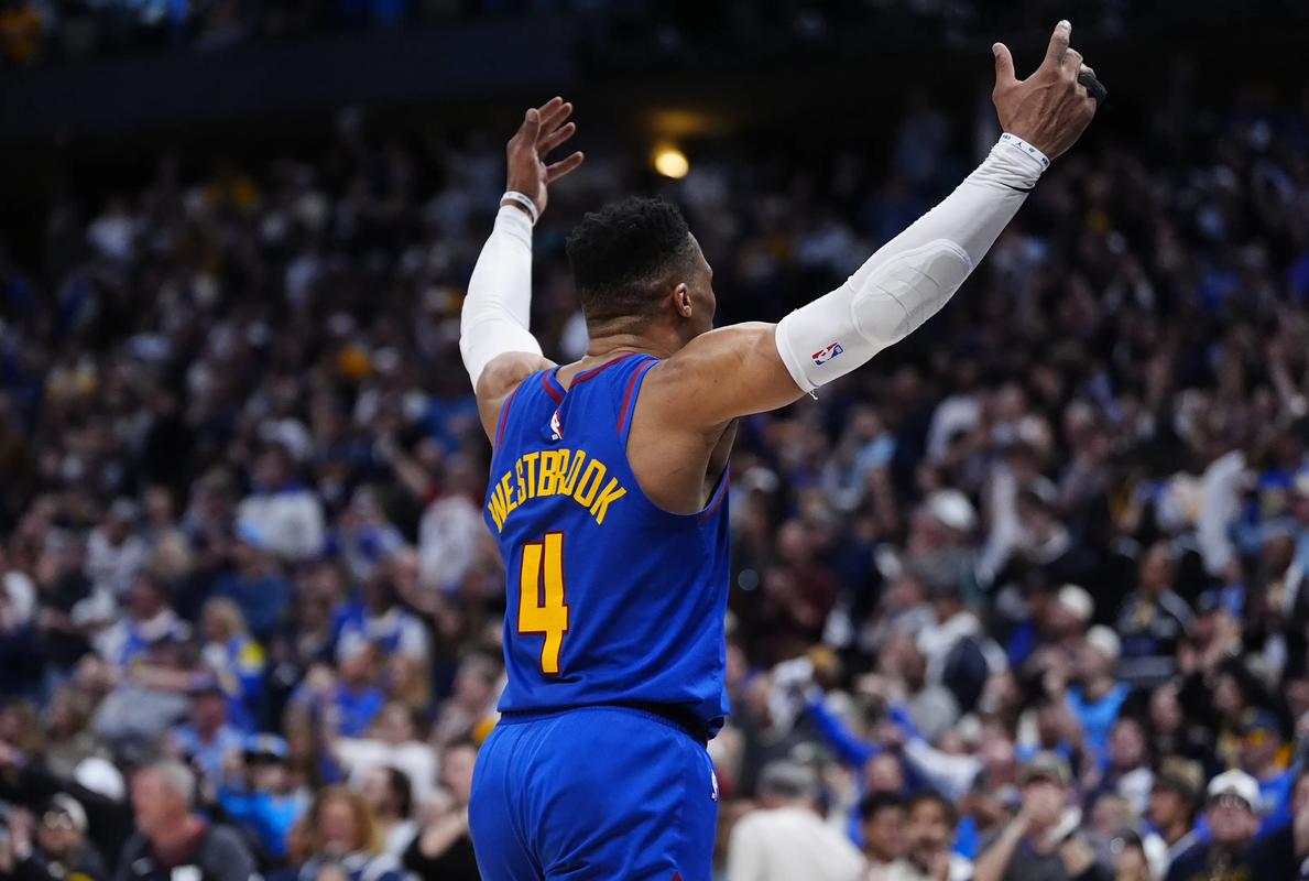 持续发力！勇士加强防守连续快攻反击打中 迅速扩大领先（再度提速！勇士防守升级、连串快攻命中，迅速扩大领先优势）