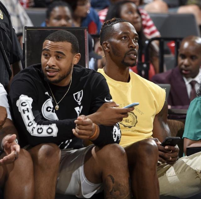 要不休息吧！华子第三节依然被伤病困扰 不断捂着自己受伤的位置（不如暂时休战？华子第三节仍受伤势困扰，频频捂着伤处）