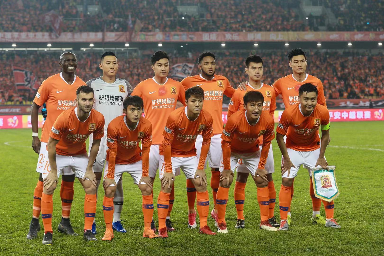 首节就要花！湖人半场46-69落后绿军 里夫斯7中2 绿军三分25中13（首节就被打花！湖人半场46-69落后凯尔特人 里夫斯7投2中 凯尔特人三分25投13中）