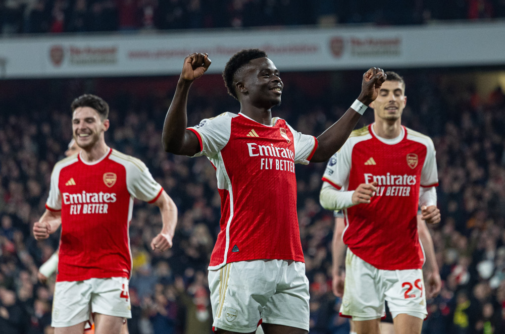 53岁齐达内上海街头踢毽子，与大妈迅速融入展现高球商风采（53岁齐达内现身上海街头踢毽子，与大妈打成一片尽显高球商）