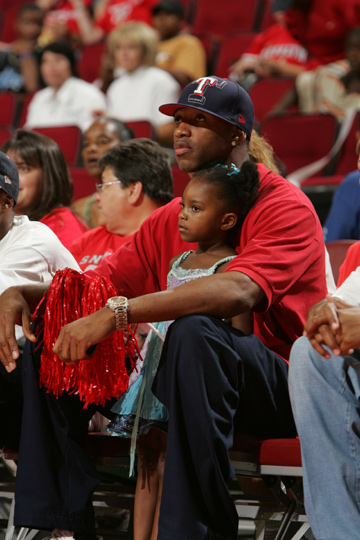 惨遭马刺三杀！雷霆跌落神坛连创扎心纪录：6战4负苦吞主场首败（马刺三连击雷霆！神坛不再：近6场4败，主场首次失守）