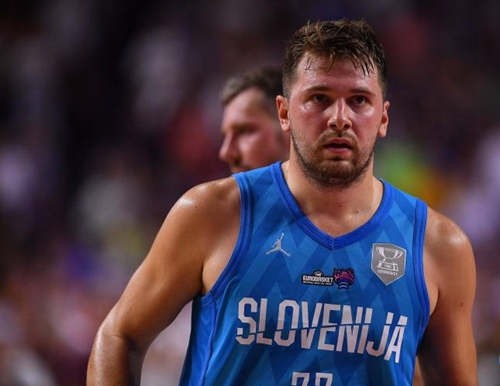 希腊队攻防两端表现亮眼（希腊队攻守俱佳状态火热）