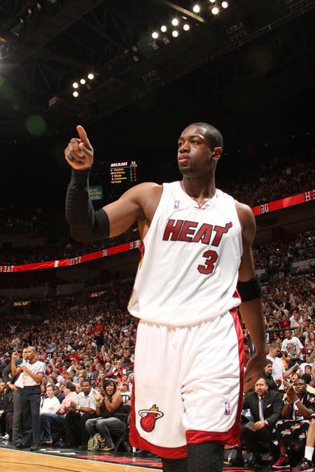 连续错失绝杀球！杜兰特空砍24分10板8助（关键时刻连失绝杀，杜兰特24分10板8助难救主）