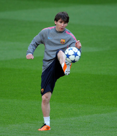 拜仁慕尼黑莱万帽子戏法再创纪录（拜仁莱万戴帽再次刷新纪录）