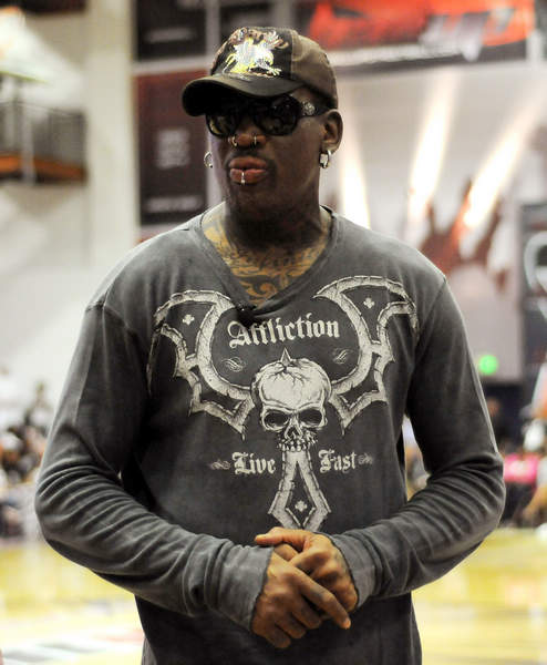 曼联客场不败创英超最长纪录，B费贡献2球1助攻，但防守漏洞明显，积分排名靠后。（曼联客场不败续写英超最长纪录，B费梅开二度并送助攻，防线隐患明显、积分依旧靠后）