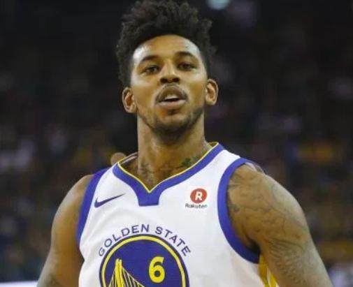 记者：对和俱乐部有分歧但最终留队的球员，球迷应该宽容一点（记者：球员与俱乐部有分歧仍选择留队，球迷应多些包容）