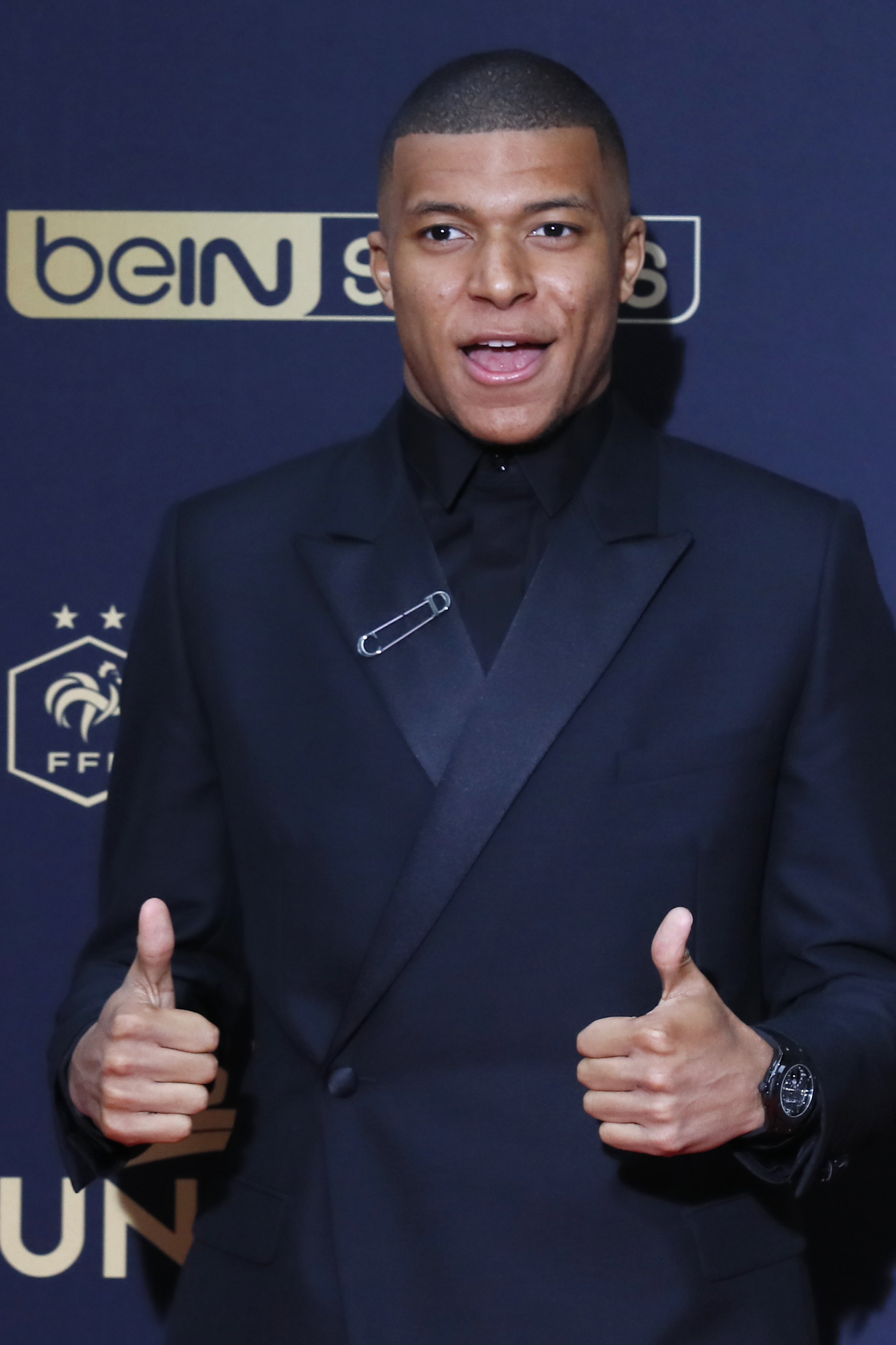 德甲半场：莱默尔破门，纳尔泰进球被吹，拜仁1-0斯图加特（半场战报：莱默尔建功，纳尔泰进球被判无效，拜仁1-0领先斯图加特）